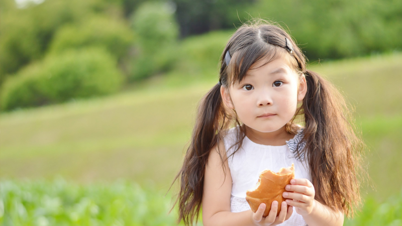 パンを食べる少女