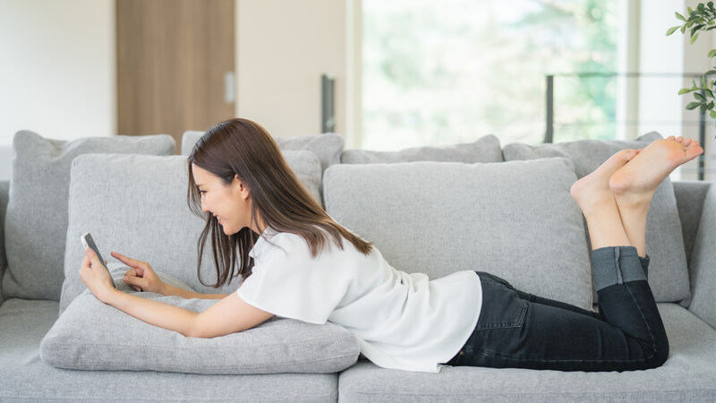 スマホを楽しむ若い女性