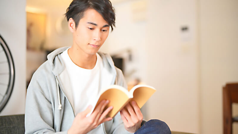 読書中の男性